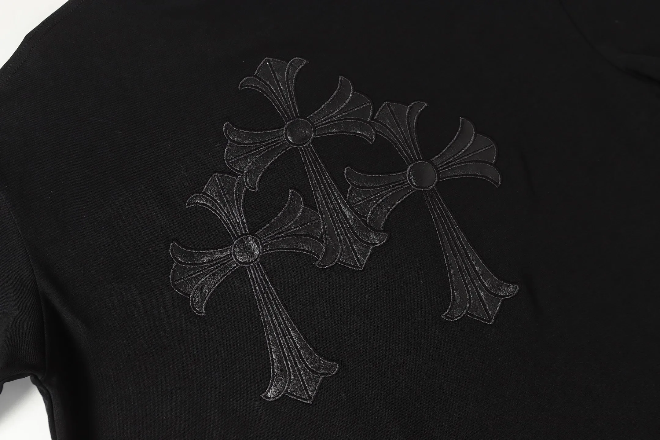 P170 Model 2210 280g heavy double yarn -Chrome Hearts/Chrome Heart Cross✝️Skin embroidered short-sleeved T-shirt -High weight, high density and high quality. The wool is soft, delicate and skin-friendly. It feels soft and silky. It has excellent warmth and skin-friendly properties. -Customized weaving and dyeing, no color difference. No matter the fabric or workmanship details, it beats the ordinary version on the market. -Colour: black white -Size: S M L XL